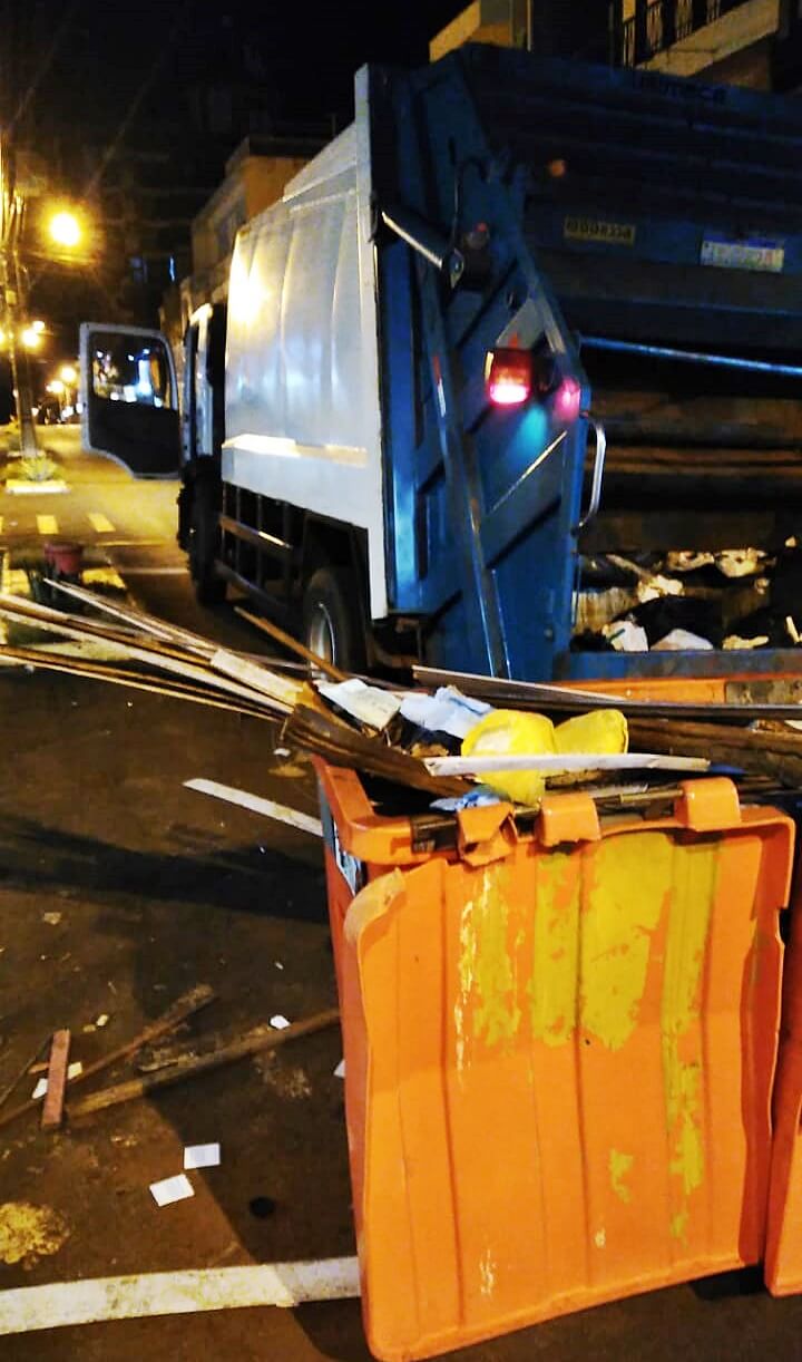 Prefeitura solicita à comunidade que não descarte entulhos nos containers destinados ao recolhimento de lixo doméstico